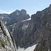 die Dammkarnadeln, dort gibt es sehr anspruchsvolle Touren, im HG vmtl. die Larchetfleckspitzen