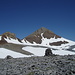 Vorgipfel links und der Rotstock rechts. Der Gipfel wird durch Schutt auf der abgewandten Steite bestiegen