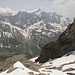Die Schneefelder rechts, unter dem Gipfel 3119. Im Hintergrund sieht man sehr schön den Beichpass und die Gletscherspitza.