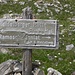 Wegweiser auf der Alp Chöglias