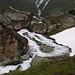 kurz vor Plan da Matten - mit Blick zurück, wo wir vorher abgestiegen sind. Zwischen Wasserläufen und steilen Schnee- & Wiesenhängen sind wir hergekommen. 