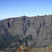 Der Roque Palmero - von der anderen Seite des Kraters gesehen - etwas links der Bildmitte