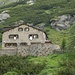 Blick zurück zum Vereina Berghaus, unsere Bettdecken liegen bereits an der frischen Luft...