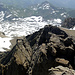 Links der kleine Karboden (Anstiegs-/Abstiegsstrecke), rechts die schottrige Gipfelflanke