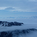Blick über dem Wolkendeckel zu den Chugach Mountains