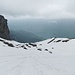 Im Norden zieht ein Schneefeld weit hinab zur Alp Fluebrig. 