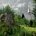unweit des Plattenbödelis "guckt" die schmucke Kapelle durch den Jungwald