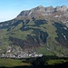 Tiefblick auf Engelberg (1000m) beim Aufstieg zur Ängi. Darüber sind (v.l.n.r.) Rigidalstock (2593m), Spitz Mann (2578m), Schyeggstock (2568m) und Gross Sättelistock (2637m).