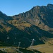 Gipfelaussicht von der Ängi (2061m) zum Ochsenhorn (links; 2343m) und Jochpass (2207m). Rechts vom Jochpass hoch oben sind Schafberg (2522m) und Graustock (2661,8m). Hinter dem Ochsenhorn ist der verschneite Zahn vom Mähren (2970,0m).