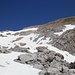 Der letzte Aufstieg von Süden, über das Schneefeld (links) mit leichten Steigeisen, auf den Gipfel des Funtenseetauern (2579m). Oben rechts sieht man sogar schon das Gipfelkreuz.