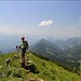 Abstieg vom Braunedlkogel mit Blick zum kaum im Dunst sichtbaren Tennengebirge