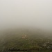 Immer wieder wabbern dichte Nebelschwaden um den Gipfelbereich