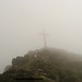 ...und schon verschwindet das Gipfelkreuz wieder im Nebel