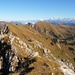 Blick vom Kaiseregg-Gipfel 2185m nach Osten über den Stierengrat 2160m zur Widdergalm 2174m, dahinter die bekannten Berner