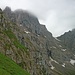Blick hinauf zu Östlicher Karwendelspitze und Vogelkarspitze.
