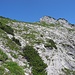 Hinauf bis zum Grat - in der Mitte des Gipfelaufbaues der Riß wo der Steig zum Gipfel hinaufgeht