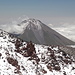 02.07.2012. Im Aufstieg zwischen Lager 1 und 2 (Akklimatisierungstour). - Ausblick zum Küçük Ağrı Dağı / Kleiner Ararat, 3.896 m. Wir befinden uns auf ca. 4.050 m. Der Kleine Ararat ist noch etwas verdeckt und unten von Wolken umhüllt, leider werden wir ihn in den nächsten Tagen nicht mehr annähernd so gut sehen.