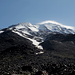 03.07.2012. Im Lager 1. - Blick vor dem Start zum Lager 2 im morgendlichen Gegenlicht in Richtung Ararat-Gipfel mit Wolkenhaube.