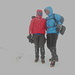 04.07.2012. Gipfel Büyük Ağrı Dağı / Ararat. - Geschafft. Zum Glück haben wir keine weißen Sachen an, sonst wäre das Bild noch langweiliger geworden ... ;-). Die "Unschönheit" des Wetters ist z. B. auch in [http://www.hikr.org/gallery/photo830027.html?post_id=52343#1 diesem Video] gut zu erahnen.