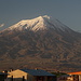 05.07.2012. In Doğubayazıt. - Ausblick aus unserem Hotel zum Ararat, am Vorabend unserer Abreise. Sonnenschein, quasi keine Wolke am Gipfel und auch die Schneegrenze hat sich im Vergleich zu diesem [http://www.hikr.org/gallery/photo829187.html?post_id=52343#1 Bild] deutlich nach oben verschoben. Jetzt wären gute Bedingungen ... 