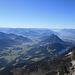 Gipfelblick nach Südwesten, links die Kitzbüheler Alpen, hinten das Inntal. Der Kamelrücken etwas rechts der Bildmitte ist der <a href="http://www.hikr.org/tour/post5360.html"><strong>Pölven</strong></a>