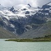 Una volta (una dozzina di anni fa) il ghiacciaio finiva praticamente dentro il lago, ora si è ritirato di almeno un centinaio di metri