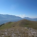 Rückblick - eben sind wir vom Vorgipfel herübergewandert. Typisch für die Majella, ja den Apennin sind die mit wenigen Ausnahmen eher hügeligen Gipfelkuppen, schroffe Formen wie am Gran Sasso sind die Ausnahmen.