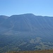 Die Westflanke des fast 2800 m hohen [http://www.hikr.org/tour/post52408.html Monte_Amaro], gesehen vom Monte Mileto - wegen der zum Fotografieren ungünstigen Tageszeit ist das Bild ziemlich kontrastarm.