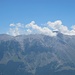 Gegenüber am Monte Amaro bilden sich die für die Abruzzen typischen hochsommerlichen Quellwolken.