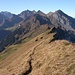 Blick dem Grat entlang Richtung Schwalmis (2246m).