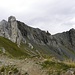 Rückblick zum Weisser Knopf(2577m)-links und den Grat zum Blauspitz(2575m)-rechts.