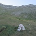 Wir betreten das Valle di Fondo - 400 m höher ist die Forchetta di Majella zu erkennen. Es ist dies das rechte Ende des langgezogenen Sattels.