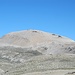 Das Wahrzeichen des Monte Amaro, die rostrote Biwakschachtel auf dem Gipfel, ist bereits erkennbar - wie hier mit dem Zoom sowieso.
