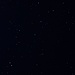 Testfoto mir neuer Fotoausrüszung:<br /><br />Ein „Rauchring“ im Weltall – so wie auch unsere Sonne ihre äussere Hülle in etwas über sieben Milliarden Jahren einmal ausstossen wird und dann wie dieses Objekt zu einem Planetarischen Nebel wird.<br /><br />Der runde Gasnebel ist bekannt als Ringnebel oder M 57 und man findet ihn im Sternbild Lyra (Leier). Er ist der Überrest eines Sterns, der vor etwa 20000 Jahren seine äussere Gashülle abgestossen hat. Dies passiert nachdem ein sonnenähnlicher Stern sich zum roten Riesen aufgebläht hat und als Miraveränderlicher seine Brennvorräte im Sternkern restlos zu Kohlenstoff und Sauerstoff verbrannt hat.<br /><br />Die Gashülle dehnt sich mit 19km/s aus und hat heute einen Durchmesser von 1,3 Lichtjahren. Die Entfernung von M 57 ist 2300 Lichtjahre so dass die Gashülle einen scheinbaren Durchmesser von 118“ am Himmel hat. Das Objekt erscheint mit einer Helligkeit von 8,8mag und leuchtet im inneren Teil blaugrün (Zweifach ionisierter Sauerstoff) und im Aussenbereich rötlich (Wasserstoff und zweifach ionisierter Stickstoff). Das Leuchten wird angeregt durch die intensive UV-Strahlung des Zentralsterns vom Planetarischen Nebels. Der Zentralstern ist der freigelegte Sternkern welcher sich nach dem Abstossen der Hülle zu einem Weissen Zwerg verdichtet. Der auf dem Foto nicht sichtbare Zentralstern (Helligkeit 15.75mag) besteht aus hochverdichtetem Kohlenstoff und Sauerstoff und hat eine Masse von 0.61mal der der Sonne und eine Oberflächentemperatur von 125000°C. Trotz etwa zwei Drittel Sonnenmasse hat der Weisse Zwerg lediglich einen Durchmesser in Erdgrösse!<br /><br />Ursprünglich war der Stern vor seinem Riesenstadium etwas Massenreicher als die Sonne und blies schon Materie ins All bevor er seine äusseren Schalen abstiess. Der heute sichtbare Nebel hat 20% der Sonnemasse und besteht fast nur aus Wasserstoff (92,6%) und Helium (7,4%), die Anteile an Sauerstoff, Stickstoff, Neon, Schwefel, Argon, Chlor und Fluor sind sehr klein.<br /><br />Foto und Info eines Miraveränderlichen: [http://www.hikr.org/gallery/photo837608.html?post_id=51374#1]<br /><br />60s mit Nachführung; F 5.6; ISO 1600; 250mm Objektiv