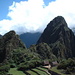 Hinten, der grüne Gras-Gupf ist der Huayna Picchu  2515m