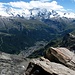 Luftiger Tiefblick nach Zermatt - die Talflanke fällt erstaunlich steil ab