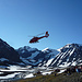 Helikopter über den Hütten von Tarfala
