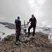 Lars und Kanu mit dem Gipfelkreuz