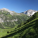 Unterwegs zwischen Wangsattel und Alpelti/Aelple - Ausblick aufwärts durch das Valünatal, vor der Kulisse von Naafkopf (2.570 m, rechts) und Augstenberg (2.365 m, links)