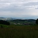 Vom Waldrand oberhalb von Gfell (ca. 945 m) schweift der Blick über Biglen und die Region Bern bis zum Jura.