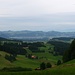 Ausblick vom Waldrand westlich der Blasenflue (ca. 1085 m) Richtung Längenberg und Jura.