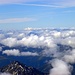 Ein Bild nur für Könner:Dreischusterspitze(3152m)-links, Haunold(2966m)-im Bildmitte und die Tofanen(di Mezzo und di Dentro, rechts im Bild) zeigen sich zwischen Wolken.Korrigieren Sie mich, wenn falsch.