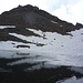 il lago più in alto, circondato da nevai