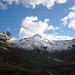 Ein Traum: Der Pizzo di Cassimoi 3128m (NW Gipfel) schliesst das Val Scaradra ab. Links der Pizzo Cassinello in der Nachmittagssonne.