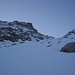 Schneefelder bis 35 Grad. Das Tal unterhalb des Cassimoi NW Gipfels. Wir sind dann rechts etwas steiler (ca 40 Grad) ausgestiegen. Ca 40-50 cm Schnee.