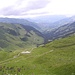 Oberkaseralm und der Blick Richtung Wilder Kaiser in den Wolken - rechts davon Kitzbüheler Horn - links davon der breite Aufstiegsrücken zum Schütz