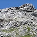 Im Plattenbereich des Rigidalstock-Klettersteigs sind einige Tourengänger zu sehen.