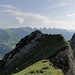 Blick vom kleineren Gipfel der Tristen (1920 m) über den wenig höheren Hauptgipfel zu den Churfirsten.