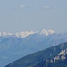 Die recht klare Luft erlaubte sogar einen Blick zu den höchsten Bündner Bergen mit Piz Palü und Piz Bernina. Markant tritt der Biancograt am Bernina in Erscheinung.