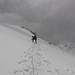 Im Abstieg vom Windjoch prüft Stef die Schneequalität: Bruchharst, z.T. zweilagig. Die Spur kam uns da durchaus gelegen! 